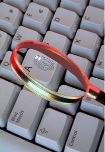 Teclado con lupa.jpg